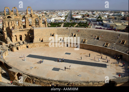 Entfernte gerade römische Straße, die durch el Djem in Richtung Touristen führt die alte römische Kolloseum Arena bei el jem tunesien el djem kolosseum Amphitheater Stockfoto