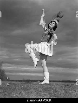 1940ER JAHREN FRAU TAMBOURMAJOR IN MAJORETTE BAND EINHEITLICHE TWIRLING BATON FRANSEN HANDSCHUHE HUT MIT FEDER PLUME WEIßE STIEFEL Stockfoto