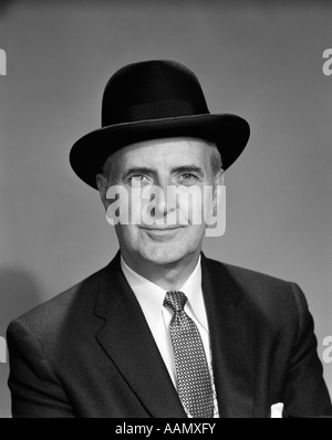 1950ER-JAHREN IM MITTLEREN ALTER SENIOR GESCHÄFTSMANN MANN TRAGEN SCHWARZE HUT GEHOBENE ERFOLGREICHE LÄCHELND Stockfoto