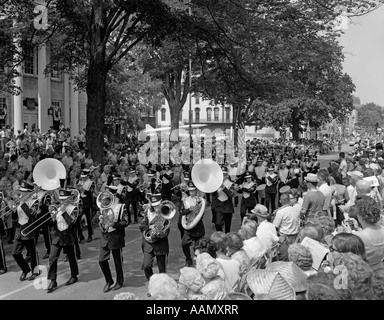 1960ER JAHREN VIERTE JULI MAIN STREET PARADE MIT BLASKAPELLE Stockfoto