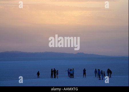 Touristen in der Pre-Dämmerlicht warten auf Sonnenaufgang über Chott el Djerid Tunesien Stockfoto