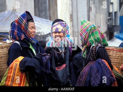 Flower Hmong Frauen verkaufen ihre Ware, Sapa, Tonkinese Alpen, Nord-Vietnam Stockfoto