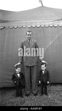 1930S 1939 EXTREME DANBURY FAIR BRÜDERN JACK UND BILL ZWEI KLEINSTEN MÄNNER IN DER WELT STELLUNG NEBEN GROßER MANN Stockfoto