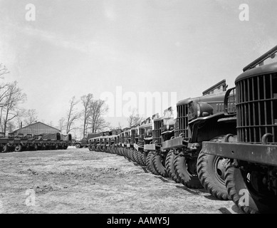 1940ER JAHRE 19. APRIL 1941 AUSRICHTUNG ZEILE ZEILEN AUSWEICHEN ARMEE LKW FORT DIX NEW JERSEY Stockfoto