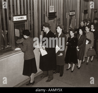 1940ER JAHRE EINKOMMEN STEUERZAHLER GEFÜTTERT BEI KASSIERER FENSTER BEZAHLEN STEUERN GRAND CENTRAL POSTOFFICE NEW YORK 1942 AM 9. MÄRZ Stockfoto