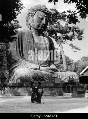 1930ER JAHREN ZWEI JAPANERINNEN IM KIMONO STEHEN IN DER NÄHE VON DAIBUTSA KAMAKURA BUDDHA JAPAN Stockfoto