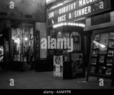 1930ER JAHREN NEW YORK CITY 8TH AVENUE 58TH STREET NACHBARSCHAFT FILM HAUS COLUMBUS MARX BROTHERS FESTZELT KASSENHÄUSCHEN Stockfoto