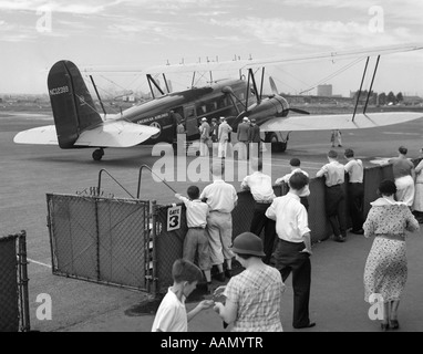 1930ER JAHREN FLUGGÄSTEN AMERICAN AIRLINES CONDOR DOPPELDECKER FLUGZEUG FÜR KOMMERZIELLEN FLUG VOM FLUGHAFEN NEWARK NEW JERSEY USA Stockfoto