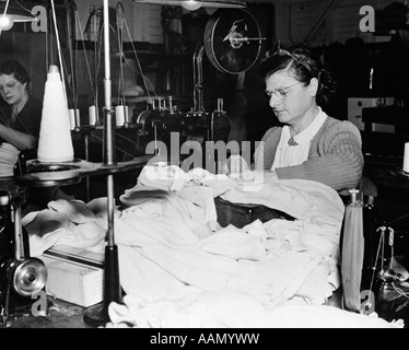 1930ER JAHREN FRAU WORKER BETRIEB VEREDELUNG MASCHINE STRICKEN MÜHLE MANCHESTER CT Stockfoto