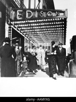 1930ER JAHREN FUßGÄNGER VOR HOTEL EDISON FESTZELT NEW YORKER THEATERVIERTEL STADT MANHATTAN WEST 47TH STREET Stockfoto