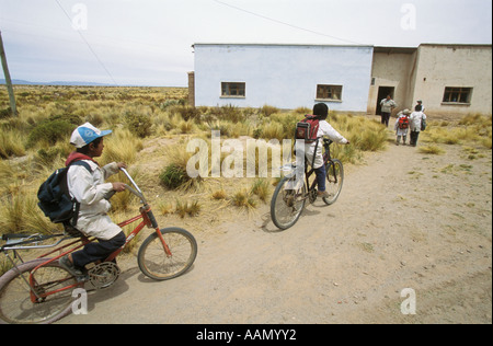 Kinder kommen zur Schule auf Fahrrädern, wie ihr Lehrer sie im bolivianischen Oruro Department wartet Stockfoto