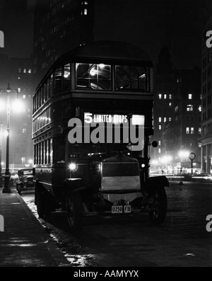 5TH AVENUE DOPPELDECKERBUS DER 1930ER JAHRE IN DER NACHT IN DER NÄHE VON FLATIRON BUILDING IN NEW YORK CITY USA Stockfoto