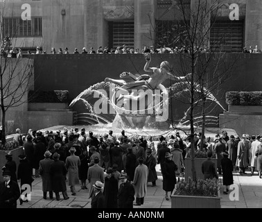 1940S 1946 GRUPPE VON MENSCHEN AM ROCKEFELLER CENTER IN NEW YORK CITY USA Stockfoto