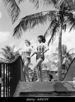 1930ER JAHREN 1940ER JAHREN 2 FRAUEN POSIEREN BADEANZUG ANZÜGE PALM TREE BÄUME PALMEN TROPEN TROPISCHEN Stockfoto