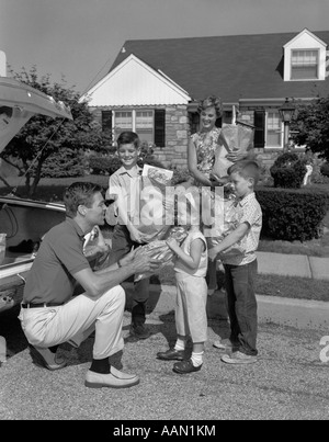 1960ER JAHRE FAMILIE VON 5 ENTLADEN LEBENSMITTEL AUS KOFFERRAUM Stockfoto