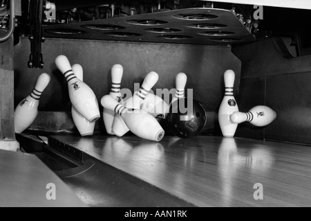 1960ER JAHREN NAHAUFNAHME DER BOWLING-KUGEL SCHLAGEN PINS Stockfoto