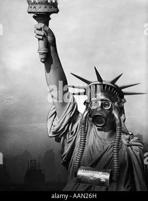 1970ER JAHRE FREIHEITSSTATUE MIT GASMASKE MIT VERSCHMUTZTEN STADT SKYLINE IM HINTERGRUND Stockfoto