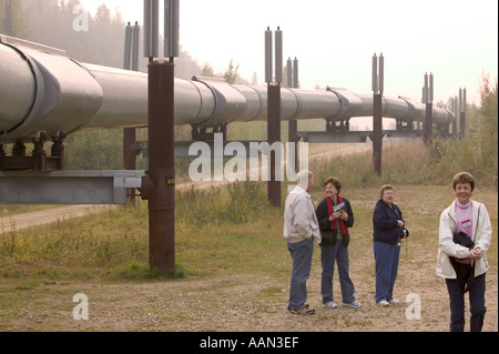 Touristen an der Trans-Alaska Ölpipeline Fairbanks alaska Stockfoto