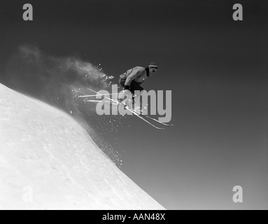 1960ER JAHRE SCHNEE MANN SKIFAHREN BERGAB SPRINGEN IN WINTERSPORT SKI SKI SPORT LUFTSPORT Stockfoto