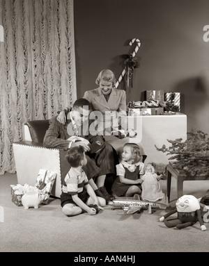 1940S 1950S PRÄSENTIERT FAMILIE WEIHNACHTEN ÖFFNEN Stockfoto