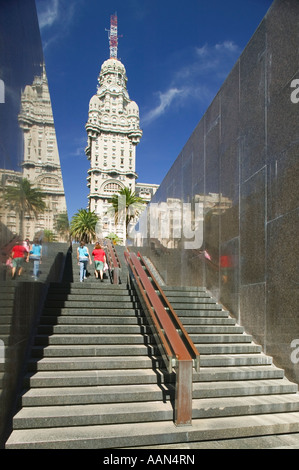 Schritte aus Jose G Artigas' Mausoleum in Plaza Independencia, Montevideo, mit Palacio Salvo hinter aufsteigen. Stockfoto