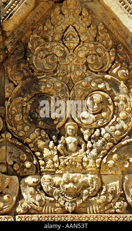 Detail der kunstvoll geschnitzten Sandstein Giebel in das innere Gehäuse, Banteay Srei Tempel, Kambodscha Stockfoto