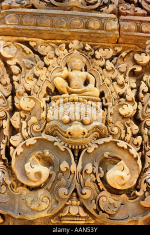 Detail der kunstvoll geschnitzten Sandstein Giebel in das innere Gehäuse, Banteay Srei Tempel, Kambodscha Stockfoto