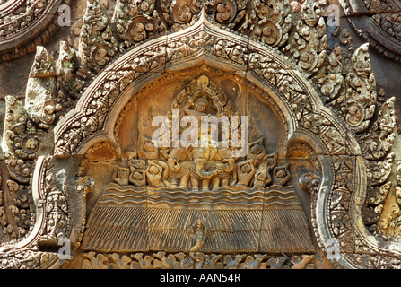 Kunstvoll geschnitzten Sandstein, Ostgiebel des Nordens Bibliothek, Banteay Srei Tempel, Kambodscha Stockfoto