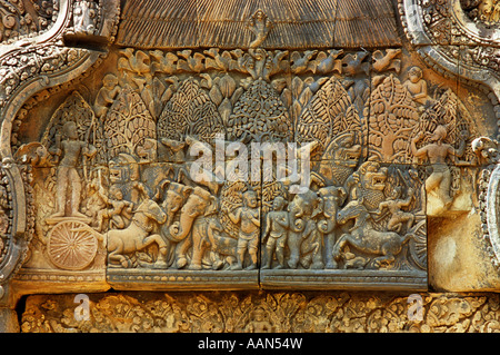 Aufwendig gearbeitete Sandstein "Feuer in den Khandava-Wald", Ostgiebel des Nordens Bibliothek, Banteay Srei Tempel, Kambodscha Stockfoto