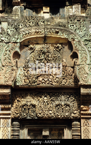 Kunstvoll geschnitzten Sandstein Giebel und Sturz am südlichen Tür im Süden Heiligtum Banteay Srei Tempel, Kambodscha Stockfoto