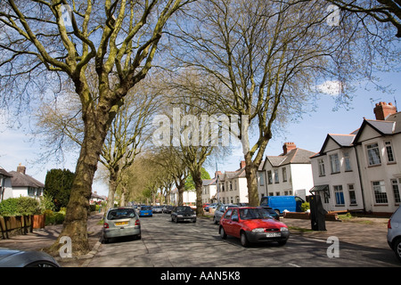 Suburban Straße mit Autos geparkt auf jeder Seite in einer 30 km/h-Zone Heidegebiet von Cardiff Wales UK Stockfoto