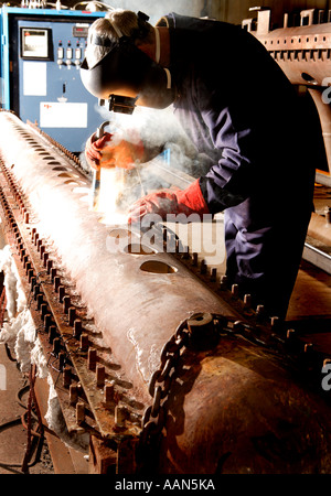 Schweißer, Schweißen von schweren Maschinen in der Kesselanlage eines Schiffes Stockfoto