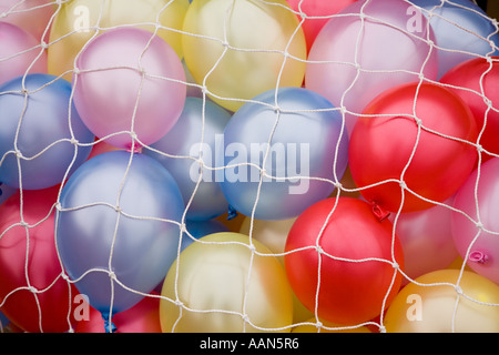 Helium gefüllte Ballons unter Verrechnung warten darauf, bei der Eröffnung einer neuen Halle Wales UK veröffentlicht Stockfoto