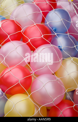 Helium gefüllte Ballons unter Verrechnung warten darauf, bei der Eröffnung einer neuen Halle Wales UK veröffentlicht Stockfoto