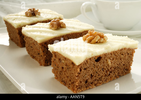 Individuelle Tee-Kuchen, Karottenkuchen, Walnuss-Kuchen Stockfoto