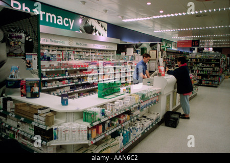 Im Store Apotheke bei Sainsbury Supermarkt West London England UK Stockfoto