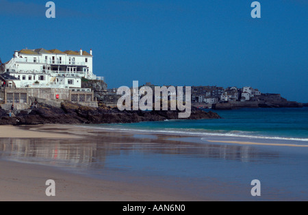 Ebbe mit Reflexion über wässrige Sand, Porthminster Strand, Cornwall, UK Stockfoto