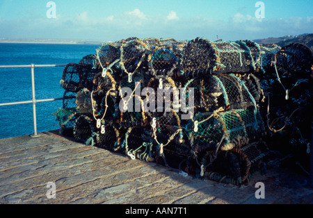 Hummer-Töpfe auf dem Pier, St. Ives, Cornwall, UK Stockfoto
