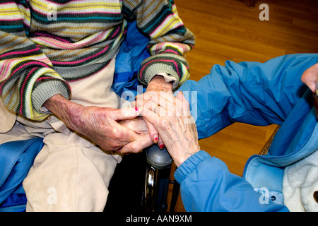 Frauen Alter von 90 Jahren halten die Hände im Pflegeheim.  Bloomington Minnesota USA Stockfoto
