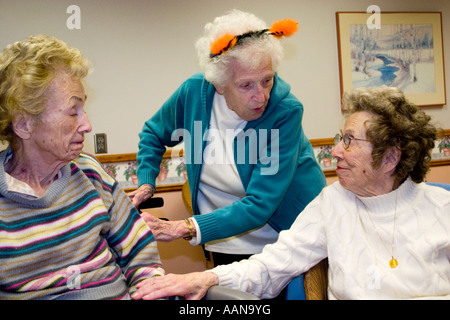 Ältere Frau Alter von 90 Jahren im Gespräch. Minnesota Masonic Home Bloomington Minnesota USA Stockfoto