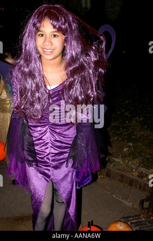 Halloween Trick oder Treater in lila Kostüm und Haare im Alter von 12 Jahren.  St Paul Minnesota USA Stockfoto