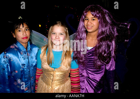 Junger Teenager Kostüm Halloween Trick und Treaters.  St Paul Minnesota USA Stockfoto