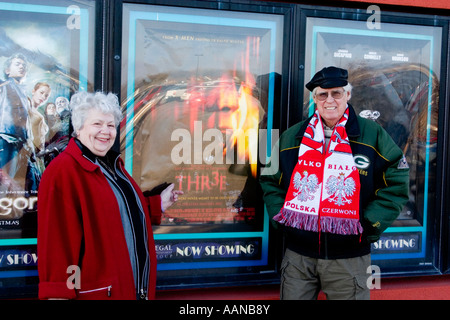 Stolzer Onkel und Tante neben Neffe der Schauspieler Filmplakat für Thr3e.  Brooklyn Center Minnesota USA Stockfoto