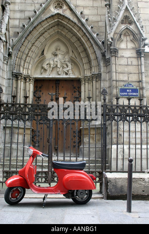 rote Moped geparkt auf Rückseite der Kirche von Saint Severin, Paris, Frankreich Stockfoto