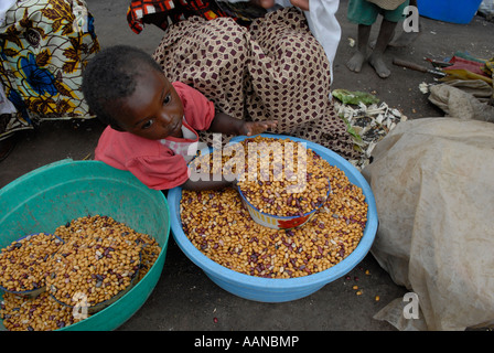 Junge kongolesische Mädchen verkauft Bohnen auf dem Markt in Goma Nord-Kivu Provinz, DR Kongo Afrika Stockfoto