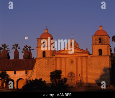 Santa Barbara Mission bei Sonnenaufgang mit Moonsetting mit warmem Licht auf Fassade Santa Barbara Kalifornien USA Stockfoto