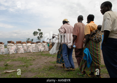 Intern Vertriebenen Warteschlange für die Verteilung von Nahrungsmitteln durch das Welternährungsprogramm WFP in der Provinz Nordkivu DR Kongo Afrika Stockfoto