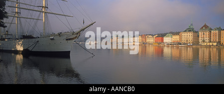 Af Chapman Schoner auf Skeppsholmen gegenüber The Old Town in Stockholm bei Sonnenaufgang Licht Stockfoto