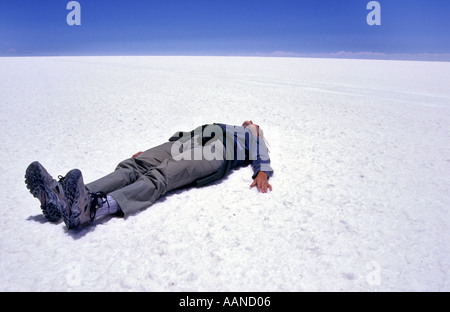Touristen auf dem Salzsee Salar de Uyuni, Altiplano, Bolivien Stockfoto