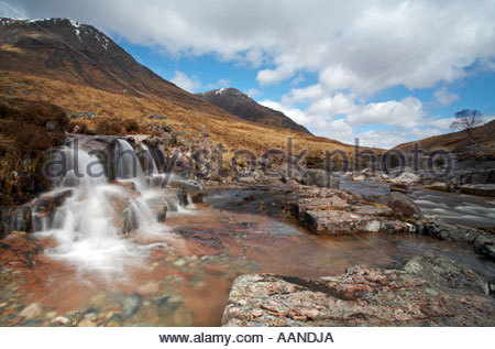 Ein Wasserfall in Glen Etive Glencoe, Schottland an einem sonnigen Tag Stockfoto